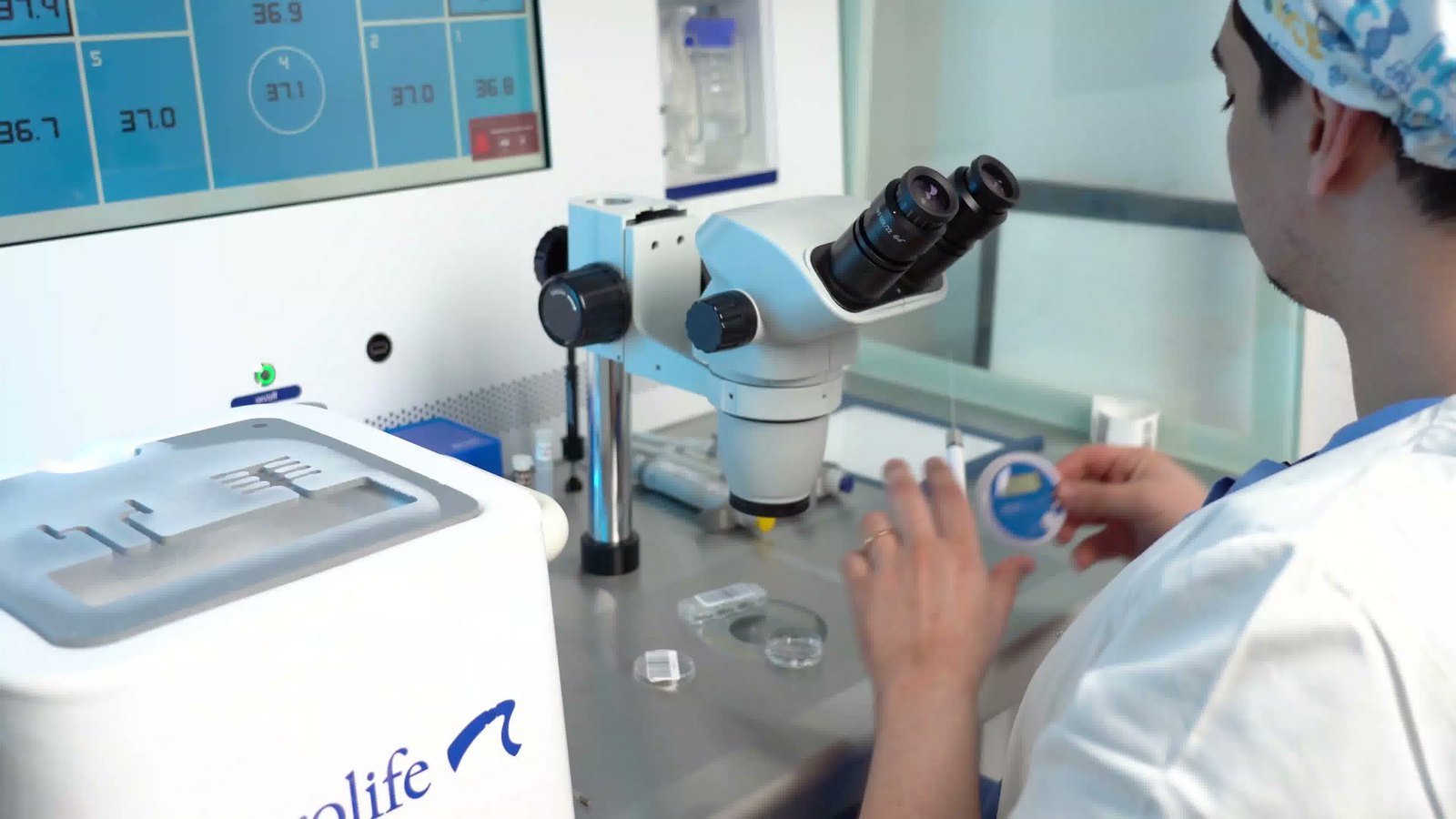 Embryoscope et poste de micromanipulation du centre El Mawloud