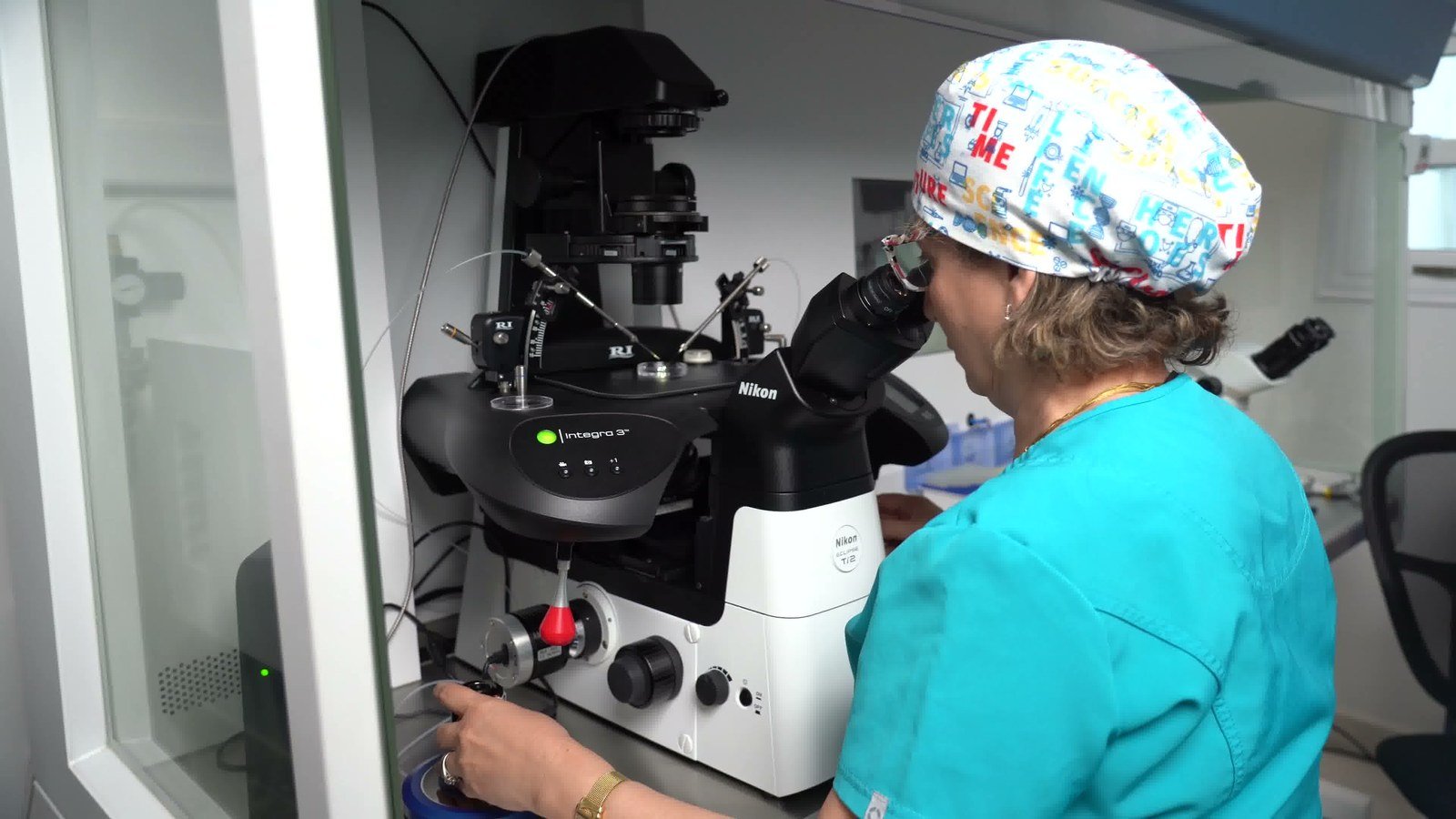Station de micro-injection ICSI au laboratoire de fécondation in vitro El Mawloud